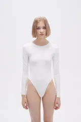 Body negro de manga larga con cuello redondo.