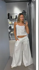 Pantalón blanco de tiro bajo y corte ancho.