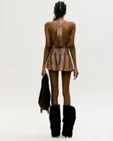 Vestido corto con estampado abstracto en tonos marrones, con cuello halter, cinturón con hebilla metálica y falda con volados.