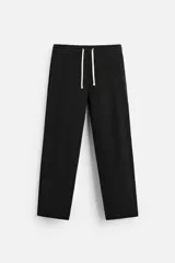 Pantalón negro de corte recto con cintura elástica ajustable con cordón, bolsillos laterales y traseros.