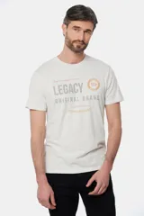 Remera gris de manga corta con cuello redondo y estampado frontal con la leyenda "Superior performance Legacy Original Brand Timeless Tradition Premium Goods" y el número 1972.