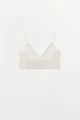 Bralette negro triangular confeccionado en hilatura con modal y tirantes finos.