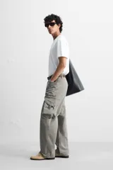 Camiseta blanca de algodón de peso medio, corte slim fit, cuello redondo y manga corta.