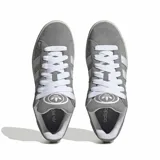 Championes Adidas Campus 00s unisex, color gris con las tres tiras laterales blancas, capellada de gamuza, forro de felpa y suela de goma color caramelo.
