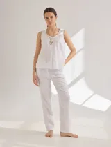 Musculosa blanca de lino con corte holgado y detalles de pespuntes en contraste.