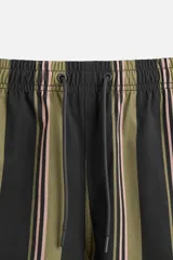 Bañador de tejido técnico con rayas verticales en tonos verde oliva, negro y rosa. Cintura elástica ajustable con cordón. Bolsillos laterales y trasero. Forro interior.