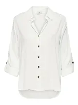 Camisa blanca de manga larga con cuello clásico, cierre de botones y corte holgado.