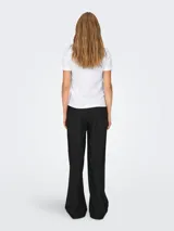 Camiseta blanca de algodón con cuello redondo y mangas cortas. Estampado frontal de una figura femenina con sombrero y texto en francés.