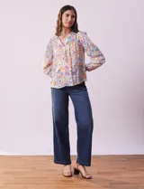 Blusa de gasa estampada marca Zac & Rachel. Tiene cuello a la base fruncido con escote en V, mangas largas con aplique calado y puño elastizado.
