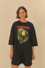 Mono corto negro con estampado de un tucán dentro de un círculo con hojas.