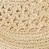Gorro tipo bucket color beige, tejido a crochet con diseño calado.