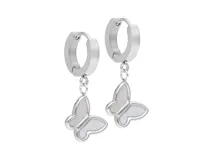 Aros de acero plateado con dije colgante de mariposa con incrustaciones de nácar.
