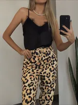 Pantalón de vestir de tiro alto con estampado animal print de leopardo en tonos beige y negro.