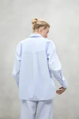 Camisa celeste de lino, de corte recto y manga larga.