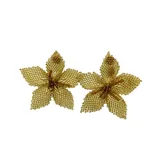 Aros colgantes con forma de flor de cinco pétalos, hechos a mano con mostacillas color fucsia. Cierre con gancho para perforación.