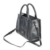 Cartera negra de tamaño mediano, confeccionada en símil cuero soft con diseño acolchado. Tiene doble asa de mano y correa bandolera regulable y extraíble. El acceso es con cierre y cuenta con un compartimento principal con bolsillos internos.