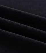 Remera masculina negra de manga corta, cuello redondo y corte relaxed, confeccionada en algodón y poliéster con textura de mini waffle.