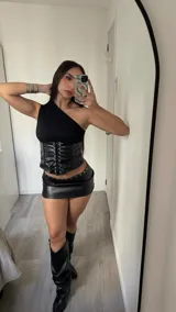 Corset negro de cuero sintético con cordones frontales y cierre trasero con cremallera.