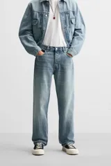 Pantalón de jean gris de corte recto, con cinco bolsillos, efecto lavado y cierre frontal con botones.