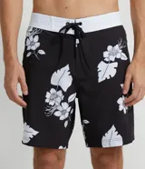 Bermuda de baño negra con estampado de flores blancas y cintura blanca con cordón de ajuste negro.