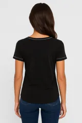 Remera color tostado con cuello en V y mangas cortas.