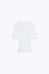 Camiseta verde oliva de algodón con escote en pico, corte slim fit y mangas tres cuartos con dobladillo.