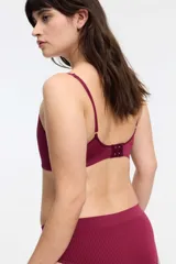 Top color piel, de microfibra seamless con dibujo de trenza, sin aro ni copa, con breteles regulables y cierre de tres posiciones en la espalda.