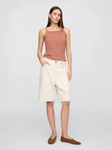 Musculosa celeste de punto canalé, con cuello cuadrado y tirantes anchos.