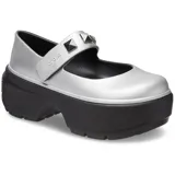 Zuecos Crocs modelo Stomp Metallic Mary Jane, color gris plateado con plataforma negra y correa con detalle de tachas piramidales.