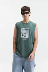 Musculosa verde con estampado de palmeras y texto "Love Dream" y "Mistral".