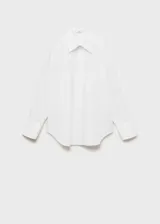 Camisa blanca oversize de algodón orgánico, con cuello camisero, manga larga con puños abotonados, bolsillo de parche en el pecho y cierre frontal con botones.