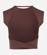 Blusa cropped marrón de microfibra sin estampa, con cuello redondo, breteles anchos, espalda abierta y bajo retorcido.