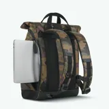 Mochila Cabaia modelo Explorer Puebla con estampado de camuflaje en tonos verde, marrón y negro. Cuenta con tapa enrollable, revestimiento impermeable, cremalleras AquaGuard, espumas traseras, bolsillo exterior para botella de agua, rayas reflectantes, compartimento principal amplio, bolsillo para ordenador de hasta 16 pulgadas, hebilla de bloqueo magnético Fidlock, correa para el pecho y sistema MOLLE para bolsas intercambiables.