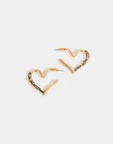 Aros argolla con forma de corazón de metal dorado y cierre de tope a presión.