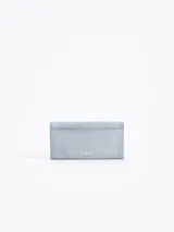 Billetera de cuero vacuno color azul celeste con efecto gastado. Cuenta con un cierre metálico tipo lipstick en forma de labios y múltiples compartimentos para tarjetas en su interior.