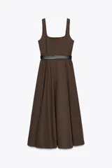Vestido marrón midi de escote cuadrado y tirantes anchos, con cinturón negro y falda evasé. Cierre trasero con cremallera oculta.