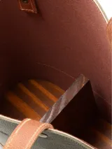 Bolso matero tipo tote bag Hush Puppies, color verde con base marrón y herrajes dorados. Tiene doble asa de hombro marrón.