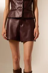 Short de eco-cuero color marrón oscuro, de corte holgado y tiro medio.