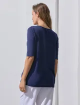 Remera azul con mangas 3/4 y detalle bordado en el escote.