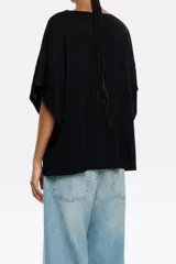 Camiseta blanca de viscosa, corte recto, cuello en V y manga corta ancha.