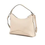 Cartera tipo hobo color hueso, confeccionada en símil cuero graneado. Tiene acceso con cierre, correa regulable y asa fija. El interior está forrado en tela de algodón y poliéster, con un bolsillo interno con cierre y otro abierto.