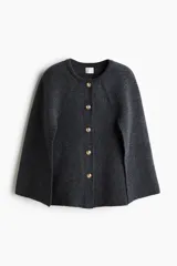Cárdigan gris oscuro de punto suave con cuello redondo, mangas raglán acampanadas y cierre frontal con botones dorados.