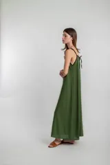 Vestido largo verde oliva de lino, con breteles finos negros y escote cuadrado con ribete negro.