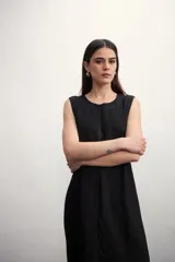 Vestido largo color verde militar, sin mangas y con costuras verticales a la vista.