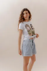 Short de jean celeste, estilo slouchy, tiro medio-alto, con pinzas frontales y dobladillo ancho.