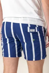 Short de baño azul con estampado de flores blancas, cintura elástica y cordón ajustable.