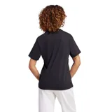 Remera negra de algodón con logo Adidas estampado en el frente con efecto degradado de colores.