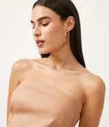 Vestido corto de material sintético color beige, con escote strapless y corte corset.