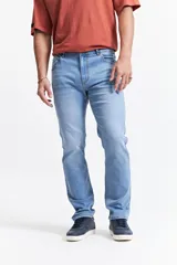 Pantalón jean celeste de corte recto, tiro medio y con presillas para cinturón. Confeccionado en 98% algodón y 2% spandex.