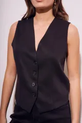Chaleco negro con escote en V y cierre frontal con botones.